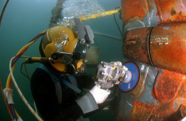 Diver Industri: Profesi Berisiko Tinggi dengan Gaji Fantastis