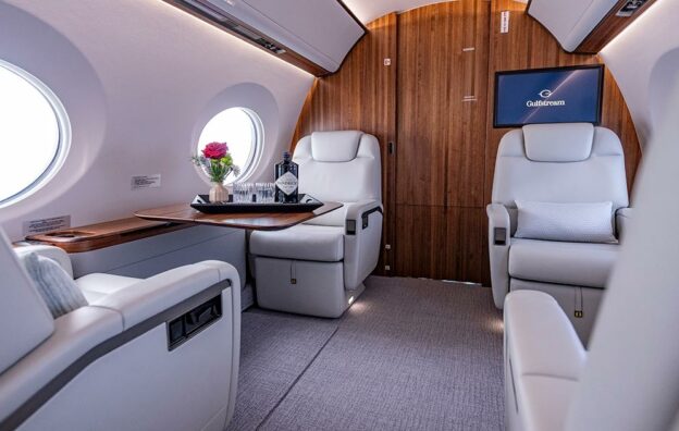 Perbandingan Private Jet Charter vs First Class Komersial