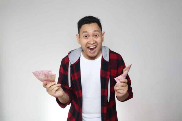 Bekerja sebagai Blogger untuk Mencapai 100 Juta Pertama